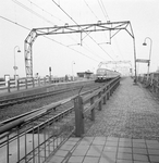 153151 Gezicht op de perrons van het N.S.-station Koog Bloemwijk te Koog aan de Zaan met een electrisch treinstel mat. ...